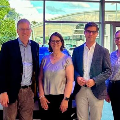 Austausch in Itzehoe im Autohaus Eskildsen: (v. l.) LV-Hauptgeschäftsführer Jan-Nikolas Sontag, Präsidentin Nina Eskildsen vom Landesverband des Kfz-Gewerbes Schleswig-Holstein, Bundestagsabgeordneter Mark Helfrich (CDU) und Geschäftsführin Lena Marie Dühring (Autohaus Eskildsen). (Bild: Landesverband des Kfz-Gewerbes Schleswig-Holstein)