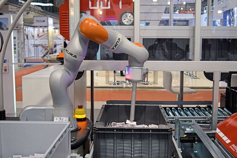 Dank des Kuka-Leichtbauroboters LBR iiwa mit integrierter Mensch-Roboter-Kollaboration können Roboter und Mensch nebeneinander arbeiten. Hierdurch sind neue Lösungskonzepte in der Kommissionierung möglich. (Swisslog AG)