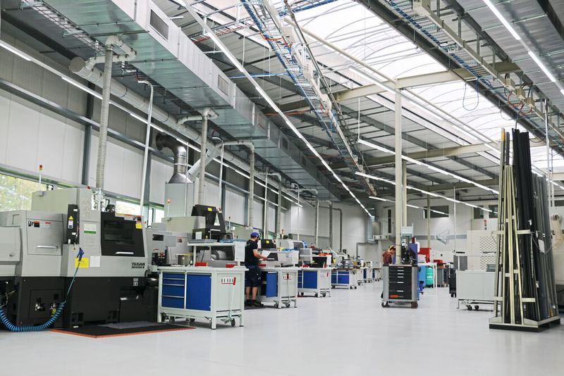 Im Jahr 2023 wurde der Erweiterungsbau eingeweiht. Die zusätzlichen 2 500 Quadratmeter verdoppelten die Produktionsfläche der Leitner AG und erhöhten deren Produktionskapazitäten. (Bild: Alesa AG)