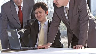 Besprechung des Projekts Netzlabor (von rechts):  Dr. Thomas Gößmann, Technikvorstand der EnBW Regional AG, mit seinen Mitarbeitern Ran Li und Dr. Jürgen Backes.  (Bild: EnBW)