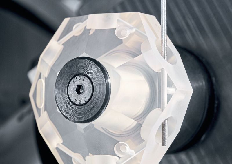 Bei der Ultrasonic 20 linear 3. Generation verfügt die Spindel über einen Ultraschall-Aktor, der neben dem Fräsen und Bohren unter anderem auch das ultraschallgestützte Schleifen ermöglicht.  (Bild: DMG Mori)