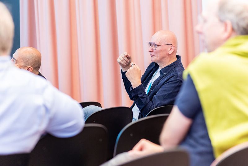Otto Schobert (thefi.com), der sich in einer Diskussion zum Vortragsthema „Die Wahrheit tut weh: So weit sind MSPs 2026 wirklich“ einbringt. (Bild: Synaxon)