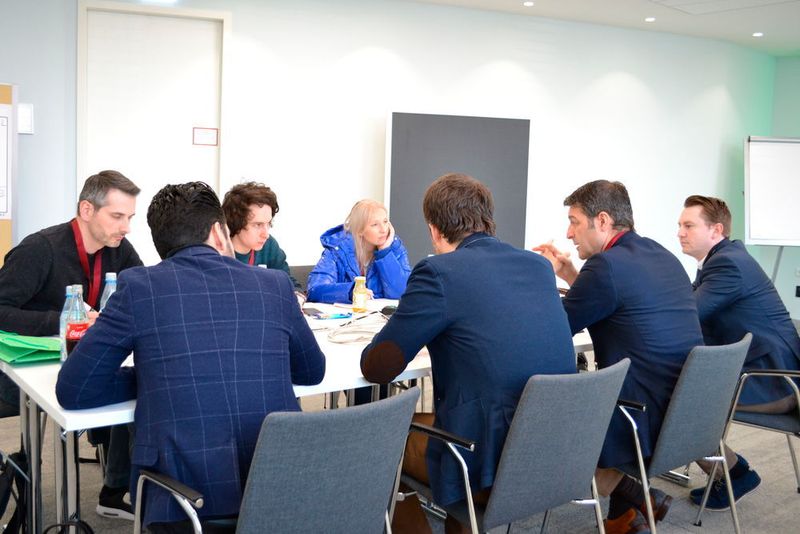 Jürgen Henninger (2. v. re.) erklärte dem Team von Sales Cre8, worauf es dem Handel im Zukaufsprozess ankommt. (Christoph Seyerlein)