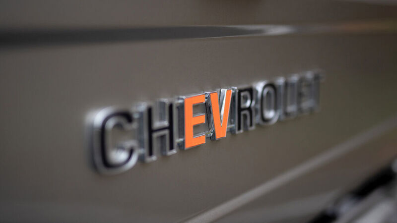 Einzig das orange gehaltene „EV“ aus dem Chevrolet-Schriftzug verrät den Umbau. (Chevrolet)