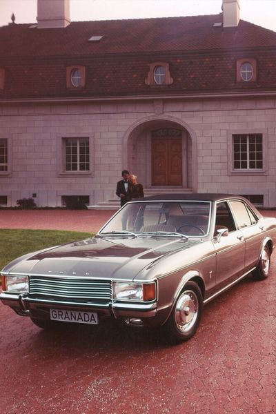 Bezahlbarer Sechszylinder-Luxus: Der 1972 lancierte Ford Granada Es wurde bis Anfang 1985 in Köln sowie Dagenham in zwei Generationen gebaut. Der Ford Granada war deutlich größer als seine Wettbewerber: der Kombi – bei Ford Turnier genannt – war noch länger als die viertürige Limousine und damit bei seiner Einführung der größte Serien-Kombi in Europa. Ford warb zeitweilig mit dem Slogan „Viel Auto fürs Geld“. Auf dem Gebrauchtmarkt war das Auto besonders bei größeren Familien sehr beliebt, so auch bei türkischen Gastarbeitern in Deutschland.  (Bild: Ford)