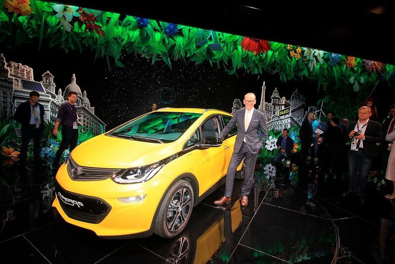 Natürlich gibt es in Paris die vielzitierten Elektroautos. Opel-Chef Karl-Thomas Neumann zeigte dem Publikum den Ampera-E, der es auf rund 500 Kilometer Reichweite bringen soll. (press-inform)