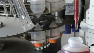 Die automatisierte Produktionsanlage Autostem wurde nach den GMP-Leitlinien konstruiert, um qualitativ hochwertige und anwendungssichere biologische Therapeutika zu produzieren. (Fraunhofer IPT)