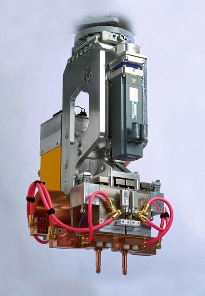 Der von Nimak völlig neu entwickelte Doppelpunkter mit zwei Elektroden, die gleichzeitig von einer Seite auf das Blech drücken, erlaubt auch das Fügen an Stellen, die nur von einer Seite aus zugänglich sind.  (Nimak)