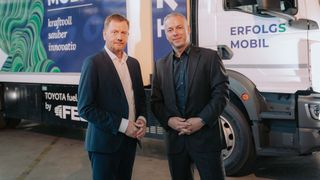 Sachsens Ministerpräsident Michael Kretschmer (l.) und FES-Chef Christian Schwamberger vor dem Brennstoffzellen-Lkw des Unternehmens. (Bild: FES Fahrzeug-Entwicklung Sachsen)