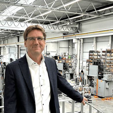 Wolfgang Meyer ist Chief Executive Officer (CEO) der Maplan GmbH in Kottingbrunn (Österreich). Der Maschinenbau-Ingenieur zeichnet für die Transformation des Unternehmens vom Pressemaschinenbauer zum weltweiten Systemanbieter für Elastomer-Spritzgießlösungen verantwortlich. (Bild: Maplan)