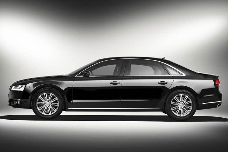 Weiterentwickelt wurde auch die Verglasung, der selbst Sprengladungen nichts ausmachen. Bislang erreichte das Sonderschutz-Fahrzeug die Widerstandsklasse VR 7 ... (Foto: Audi)