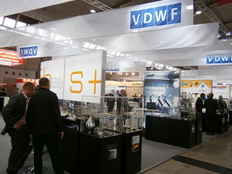 Und ab hier erleben Sie immer wieder, was es sonst noch so auf der Premiere der Moulding Expo zu erleben gab. Mit dabei sind ein Trabi, ein BMW i8, diverser Boliden der Formula Student, ein Rennsimulator, Bauteile, Werkzeugmaschinen und vieles Mehr...die Moulding Expo hat gemäß den Aussagen der Initiatoren ihr Versprechen erfüllt, der Branche eine neue, optimierte Präsentationsplattform zu bieten. (Bild: Königsreuther)