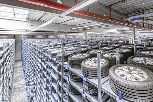 Die hochwertigen Sommer- und Winterräder sollten in den Regalen der Kfz-Betriebe felgen- und reifenschonend eingelagert werden. (Bild:  Gewe)