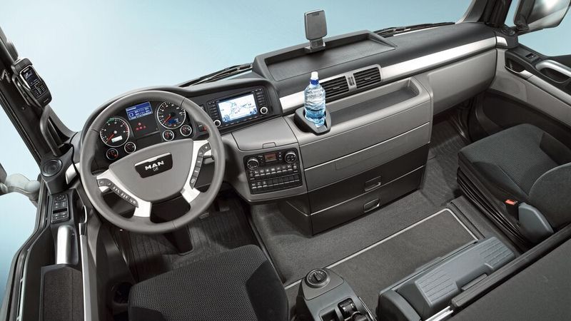 2007 löste die Doppelbaureihe TGX und TGS die Baureihe TGA ab. Die Fahrerplätze waren auf Ergonomie, Komfort und Funktionalität hin noch weiter perfektioniert. Hochwertige Materialien, zweifarbige Instrumententafeln und übersichtliche, logisch angeordnete und leicht erreichbare Bedienelemente sowie ein stufenlos einstellbares Lenkrad machten die beiden Modelle zu einem ganz besonderen Fahrerlebnis. (Bild: MAN)