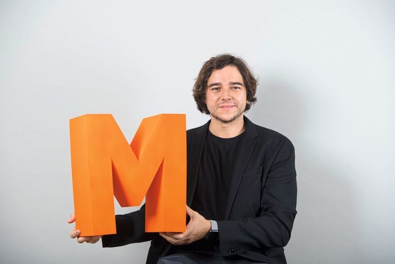 Markus Hertlein von Xingsys: Das Start-up Xingsys aus Nordrhein-Westfalen hat mit Xign-QR eine digitale Lösung für Anmeldeprozesse via Smartphone entwickelt. Damit soll die Eingabe von Passwörtern durch eine sichere Multi-Faktor-Authentifizierung ohne zusätzliche Hardware ersetzt werden. Die App adressiert dabei nicht nur sicherheitsbewusste Unternehmen, sondern auch Kommunen und Behörden, die sich mit E-Government und Smart City Themen beschäftigen. (Wissensfabrik/Jeske)
