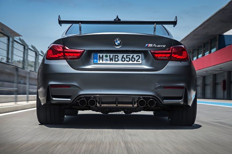 Der Wagen besitzt viele Anleihen an den Rennsport, so wie beispielsweise eine konsequente Ausrichtung auf den Leichtbau. (Foto: BMW)