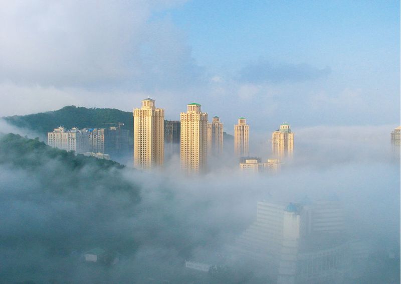 Ambient air pollution caused by smog, as in Mumbai, India, causes fatal diseases. (Abha Sachdev / flickr)