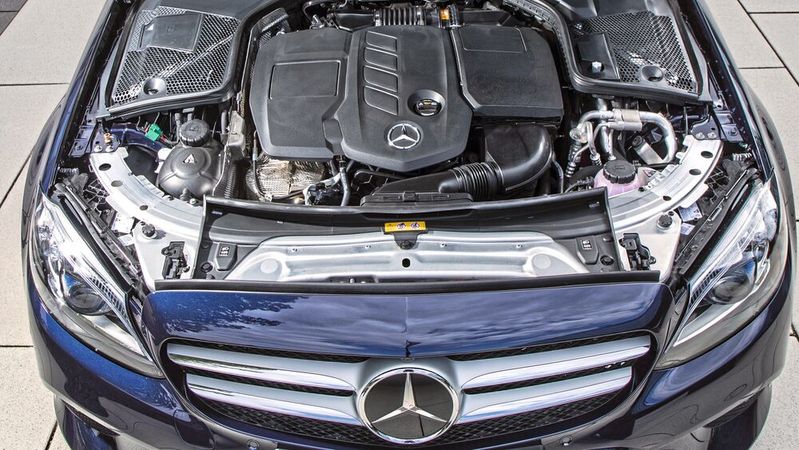 Deutsche Ingenieure ahnten früh, dass Plug-in-Hybride im Allltag eher selten extern geladen und damit kaum umweltfreundlicher sein würden als ein ausentwickelter Diesel. Im Bild: ein C-300-PHEV von Mercedes. (Bild:  Daimler)