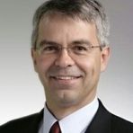 Titel, Name: Dr. André Kobelt Geburtsjahr, -ort: 1961 in Marbach Funktion: Mitglied der Geschäftsleitung, Geschäftsführer der Heraeus Medical GmbH  Firma: Heraeus Holding GmbH  Ausbildung:  Studium der Chemie mit anschließender Promotion an der ETH Zürich Weiterbildung in Betriebswirtschaftslehre an der Universität Zürich  Berufliche Laufbahn: 1988-1992 Trainee im Pharma Marketing bei F. Hoffmann-La Roche in Basel, anschließend in Tokyo 1993-1997 Vice President Asia, Synthes & Representative Director Japan für Mathys Ltd Bettlach  1997-1999 Asia Marketing Director & Managing Director Korea bei Smith & Nephew 1999-2001 General Manager Medical & Dental bei Metalor SA 2002-2005 Mitbegründer von MAST Biosurgery und Chief Operating Officer bei Coltene Whaledent  2005 Wechsel zur Heraeus Medical GmbH Seit 2007 Geschäftsführer der Heraeus Medical GmbH und Mitglied der Geschäftsführung der Heraeus Holding GmbH  2007-2010 Chief Executive Officer der Heraeus Kulzer GmbH  Familienstand: verheiratet, zwei Kinder  (Bild: Heraeus)