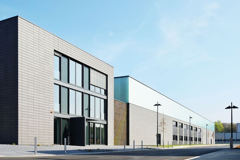 Das Power Transmission Center besteht aus dem F&E-Zentrum (vorne) und der multifunktionalen Montagehalle (hinten). (Bild: KTR)