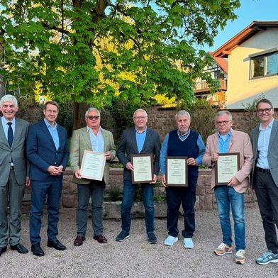 Ehrungen mit der ZDK-Ehrennadel (v.l.): Michael Kraft, Präsident des Kfz-Gewerbe Hessen und ZDK-Hauptgeschäftsführer Jürgen Hasler gratulieren Horst Püschel, Ralf Baumgärtner, Hans Günther Vögler, und Johannes Spieß. Mit dabei, Joachim Kuhn, Geschäftsführer Kfz-Gewerbe Hessen.

 (Bild: Kfz-Gewerbe Hessen)