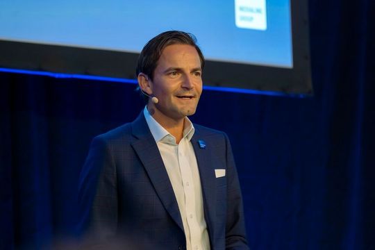 Martin Hörhammer, CEO bei Medialine, bei der Evolve-Closing-Keynote(Bild:  Medialine)
