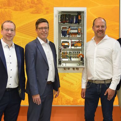 v.l.n.r. Markus Große Gorgemann, Geschäftsführer bei energielenker Solutions, Dr. Timo Berger, Chief Technology Officer von Weidmüller, Tobias Dollberg, Chief Executive Officer der energielenker Gruppe und Dr. Christian von Toll, Chief Sales Officer von Weidmüller geben auf der The smarter E Europe die Partnerschaft bekannt. (Bild: Weidmüller)