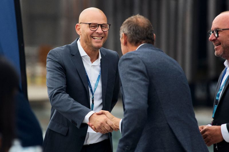 Frank Lohmann (Fsas) freut sich auf die vielen guten Gespräche auf dem diesjährigen Summit, hier beim Handshake mit Klaus Weiss (TIM). (Bild: Patrick Pollmeier)
