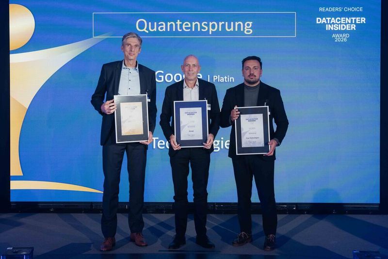 In der Kategorie „Quantensprung“ erhält Fsas Technologies Silber, IBM Gold und Google Platin. Die Preise nehmen (v.l.) Jan-Rainer Lahmann (IBM), Mike Hart (Google) und Qendrim Krasniqi (Fsas Technologies) entgegen. (Bild: Manuel Emme Fotografie)