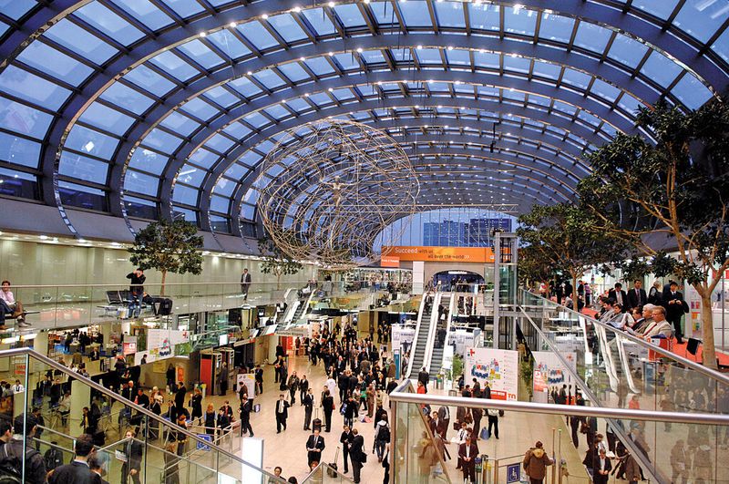 Auf den Leitmessen Ihrer Branchen haben Sie die Chance, mit Topmanagern, Ingenieuren, Produktionsexperten und Einkäufern ins Gespräch zu kommen. (Bild: Rene Tillmann / Messe Duesseldorf)