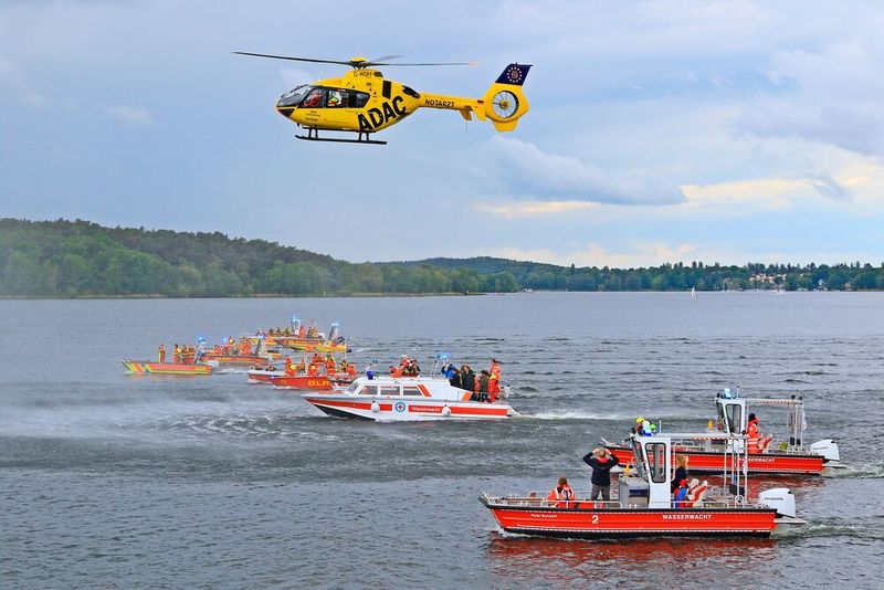 Here, the rescue helicopter is seen during a joint exercise with the Water Rescue Service and the DLRG. (Image:ADAC Air Rescue/Nico Hellmann)