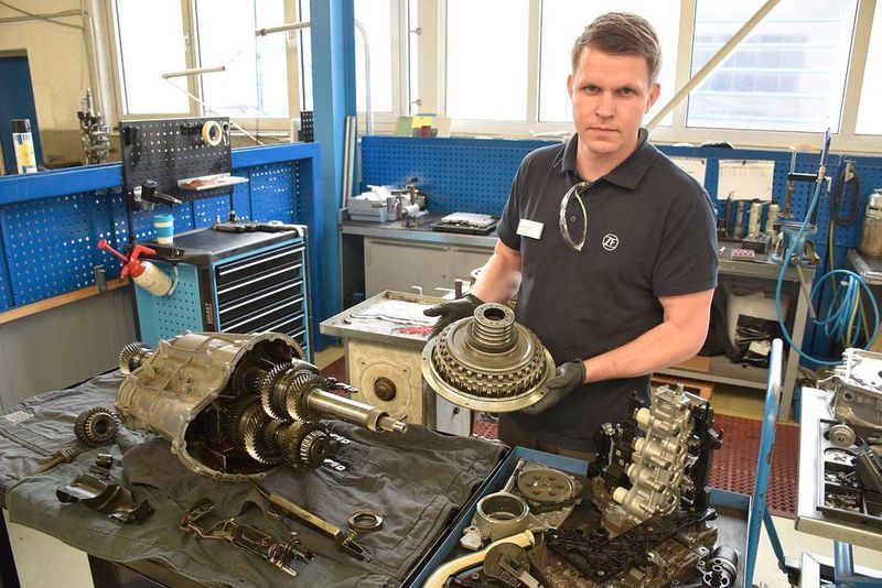 ZF repariert nicht nur eigene Getriebe, sondern auch Fremdprodukte wie dieses Doppelkupplungsgetriebe von Audi. (»kfz-betrieb«/Jan Rosenow)