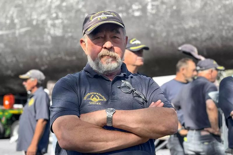 Das konnte er sich nicht entgehen lassen! Jürgen Weber, der ehemalige Kommandant von U-17, begleitete mit den Insassen die Reise und teilte dabei seine Erfahrungen. (Bild: TII Scheuerle)