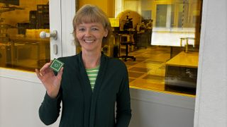 Prof. Dr. rer. nat. Monika Saumer, Hochschule Kaiserslautern, entwickelt 3D-Elektrodensysteme, mit denen sich beispielsweise die Innervation komplexer Organoidkulturen nachbilden lässt. (Bild: Hochschule Kaiserslautern)