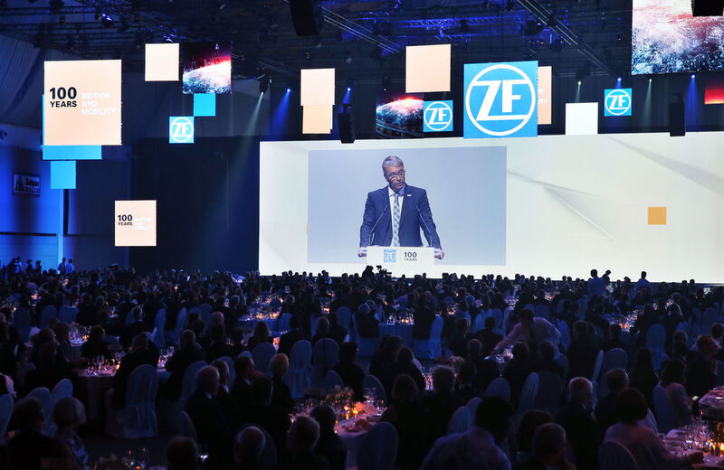 Zum ZF-Festakt in der Messe Friedrichshafen waren rund 1.500 internationale Gäste aus der Automobilindustrie, Wirtschaft, Politik und Gesellschaft sowie Freunde und Geschäftspartner des Unternehmens an den Bodensee gekommen. (Bild: ZF Friedrichshafen)