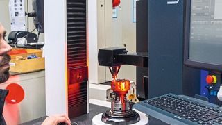 Patrick Wittig am Uniset-P, das seit Oktober 2018 im Voreinstellraum von Alupress in Berlin steht.  (Mapal)