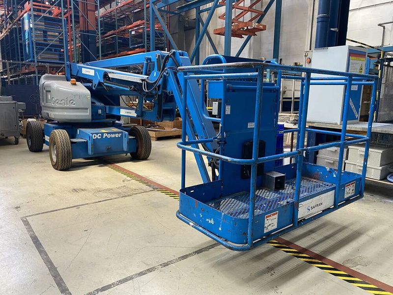 Diese Elektro-Gelenkmastbühne Genie Z 45/25J ist ebenso im Auktionsumfang enthalten. (Bild: Surplex)