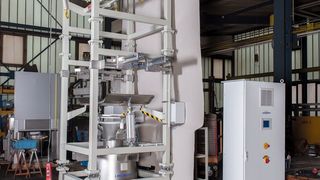 Die Big-Bag-Entleeranlage wurde mit einer kompakten Bauweise an die beengten Raumverhältnisse am Aufstellort angepasst. (Bilder: J. Engelsmann)