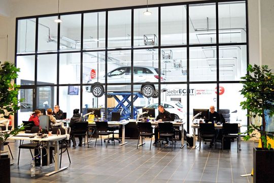 Wegen seines starken Gewerbekunden- und Fuhrparkgeschäfts verfügt das Uslarer Autohaus Siebrecht schon seit jeher über eine leistungsfähige Werkstatt. Für ein neues Mehrmarkenkonzept hat Maik Siebrecht den Servicebereich nun noch einmal deutlich erweitert. Wegen seines starken Gewerbekunden- und Fuhrparkgeschäfts verfügt das Uslarer Autohaus Siebrecht schon seit jeher über eine leistungsfähige Werkstatt. Für ein neues Mehrmarkenkonzept hat Maik Siebrecht den Servicebereich nun noch einmal deutlich erweitert.