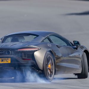 31 Kilometer elektrische Reichweite müssen genügen.(Bild:  McLaren)