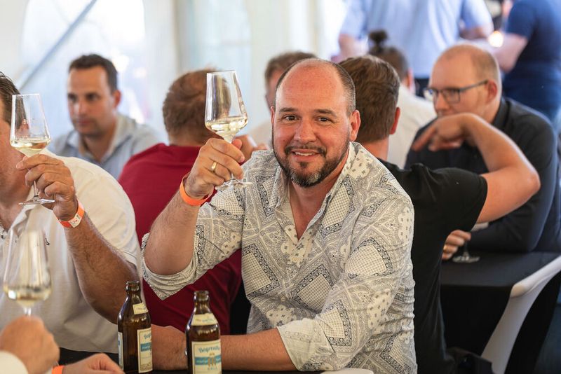 Steckverbinderkongress 2022: Das Get together am 4. Juli 2022 und die Abendveranstaltung am 5. Juli 2022 auf dem Vogel-Campus boten viele Gelegenheiten sich in entspannter Atmosphäre auszutauschen und zu netzwerken. Schon so manches Projekt nahm hier seinen Anfang. (Bild: Elektronikpraxis)