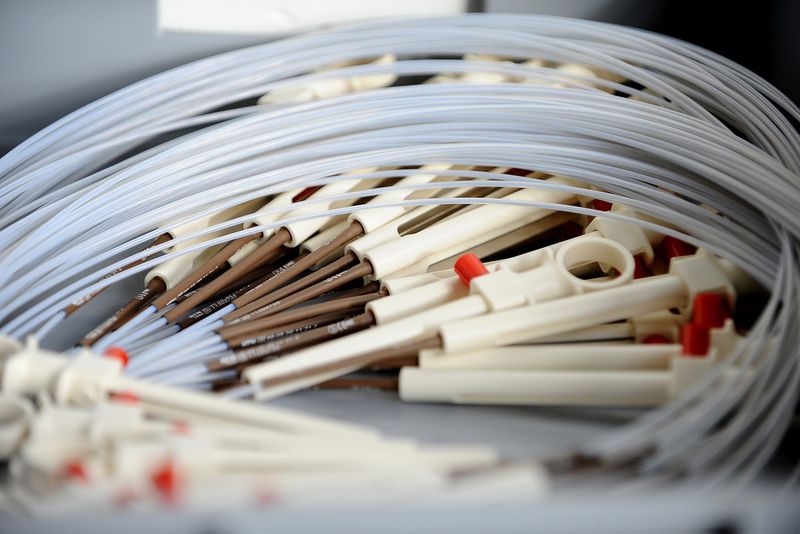 Für die MTW Endoskopie Manufaktur fertigt die Lebenshilfe Werkstätten Unterer Niederrhein in Handarbeit Polypektomieschlingen. Dies kommen bei der medizinischen Behandlung von Polypen zum Einsatz, die im Verdauungstrakt auftreten. (Bild: Lebenshilfe Unterer Niederrhein)