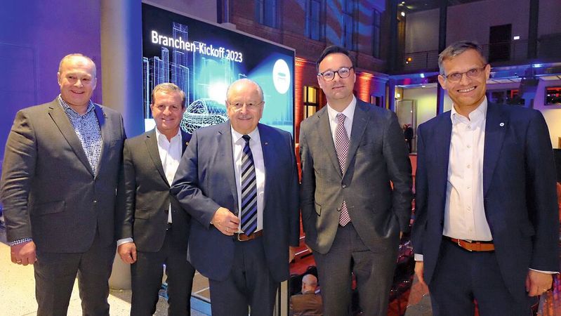 Branchen-Kick-off in Berlin: (v. l.) Detlef Peter Grün (Bundesinnungmeister und ZDK-Vizepräsident), Thomas Peckruhn (ZDK-Vizepräsident), Jürgen Karpinski (ZDK-Präsident), Oliver Luksic (Staatssekretär BMDV) und Kurt-Christian Scheel (ZDK-Hauptgeschäftsführer). (Bild:  Zietz – »kfz-betrieb«)