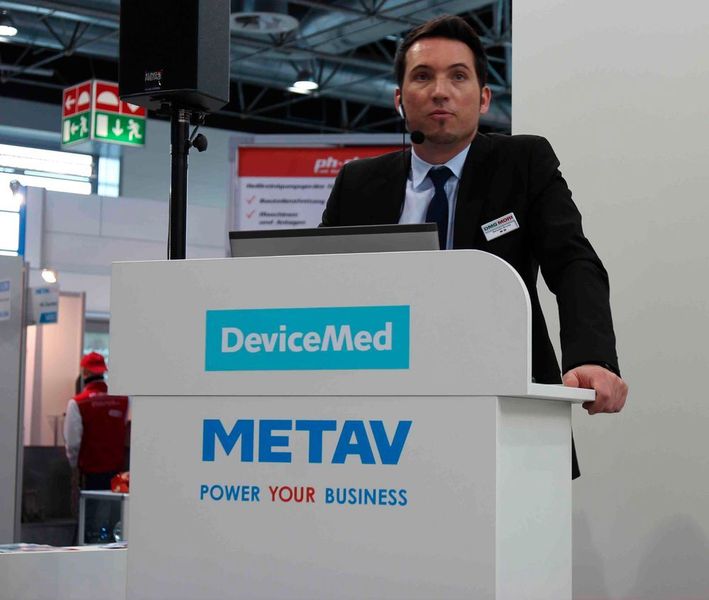 Benedikt Brocks, Sauer GmbH (ein Unternehmen des DMG-Konzerns): „Die Überlagerung von klassischem High Speed Cuting mit einer oszillierenden Bewegung erlaubt doppelte Zustellung und bis zu zehnfachem Vorschub bei der Bearbeitung schwer zerspanbarer Werkstoffe.“ (Bild: Reinhardt)