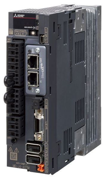 Im Vergleich mit Servoprodukten anderer Hersteller nach Baugröße und Leistung bieten die Mitsubishi Electric Komponenten eine 30 bis 40 Prozent höhere Leistungsdichte und sind mitunter nur halb so groß. (Bild: Mitsubishi Electric)