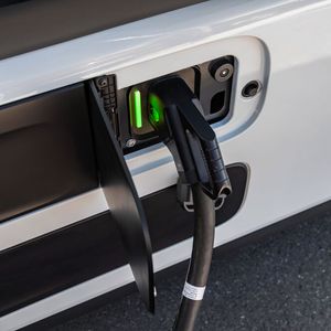 Ab Verkaufsstart beherrscht der elektrische Truck CCS-Laden. Megawatt-Laden soll später folgen – und nachrüstbar sein.(Bild:  © Daimler Truck AG)