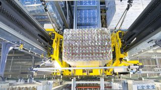 Wenn das Schäfer Lift&Run-Lagergerät vor dem zugewiesenen Regalkanal hält, hebt der Orbiter die Palette leicht an und transportiert sie in die Tiefe des Kanals. (Bild: SSI Schäfer)