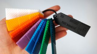 Weiße Sinterit-Teile, die mit dem neuen Bianco1-Drucker hergestellt wurden, kann die DM60 von Dyemansion, nachdem sie die VX1 veredelt hat, weit mehr Farben verleihen als sie hier zur Auswahl stehen. Sinterit-Kunden könnten so erstmals auch farbige Teile odern. (Bild: Dyemansion)