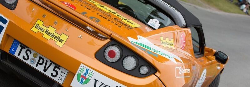 Die Sieger der Nordeuropäische E-Mobil Rallye 2013: Das oberbayerische Team Haslreiter und Schöner im Tesla Roadster (Bild: CO-Mobility e.V.)