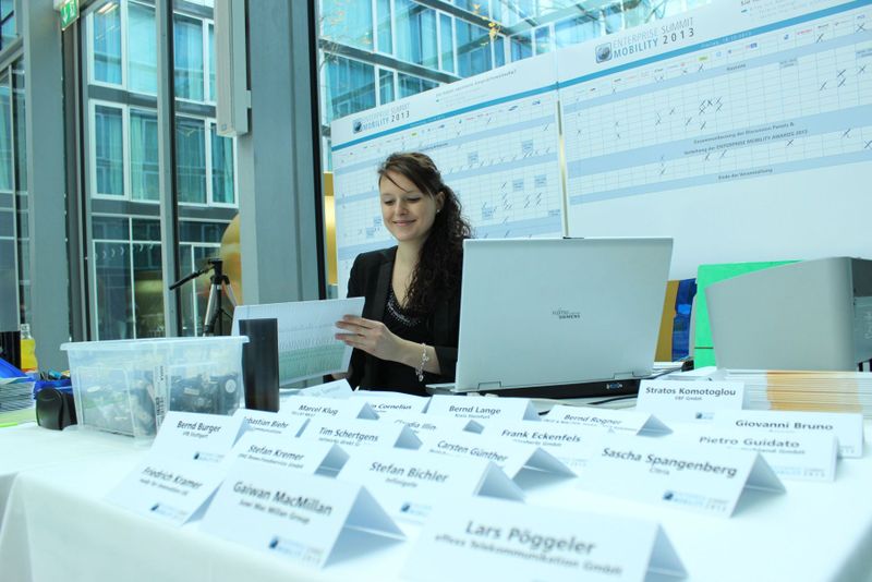 Immer ein freundliches Lächeln für die Besucher und Aussteller: Jessica Krist von der Vogel IT-Akademie am Empfang. (Vogel IT-Medien)